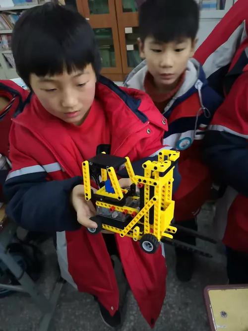 殷都区水冶镇阜东小学机器人社团课堂掠影