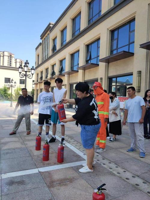 阜南县鹿城镇阜东社区联合名邦小区物业开展安全生产月消防演练